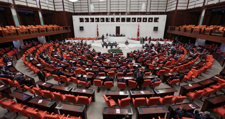 Νομοσχέδιο άλλοθι για τους παιδεραστές ψηφίστηκε στην Τουρκία