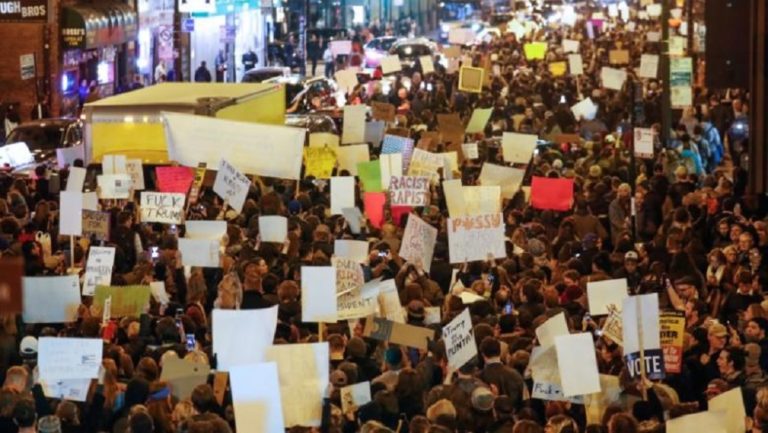 Δεύτερη νύχτα διαδηλώσεων για την εκλογή Τραμπ – Η αντίδρασή του (video)