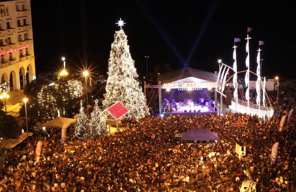 Ξεκινούν επιτέλους οι χριστουγεννιάτικοι στολισμοί στην πλατεία Αριστοτέλους