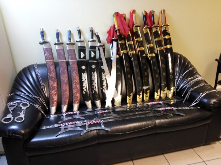 Σπαθιά, ξίφη και ρόπαλα πουλούσε στο ίντερνετ