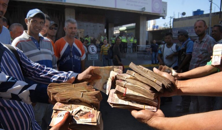 Βενεζουέλα: Παράταση της απόσυρσης του χαρτονομίσματος των 100 μπολιβάρ (video)
