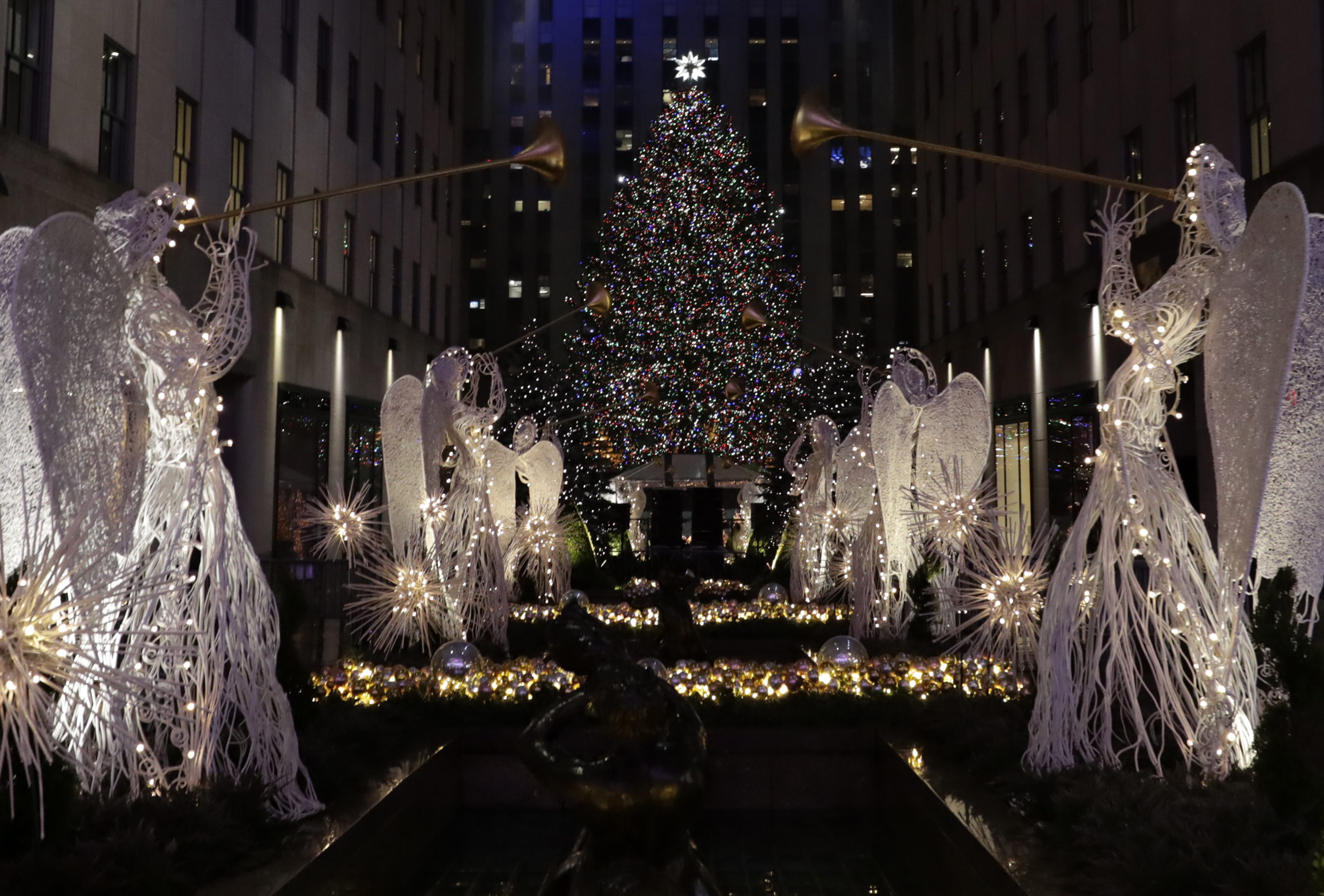 Άναψε το Χριστουγεννιάτικο δέντρο στο Rockefeller Center