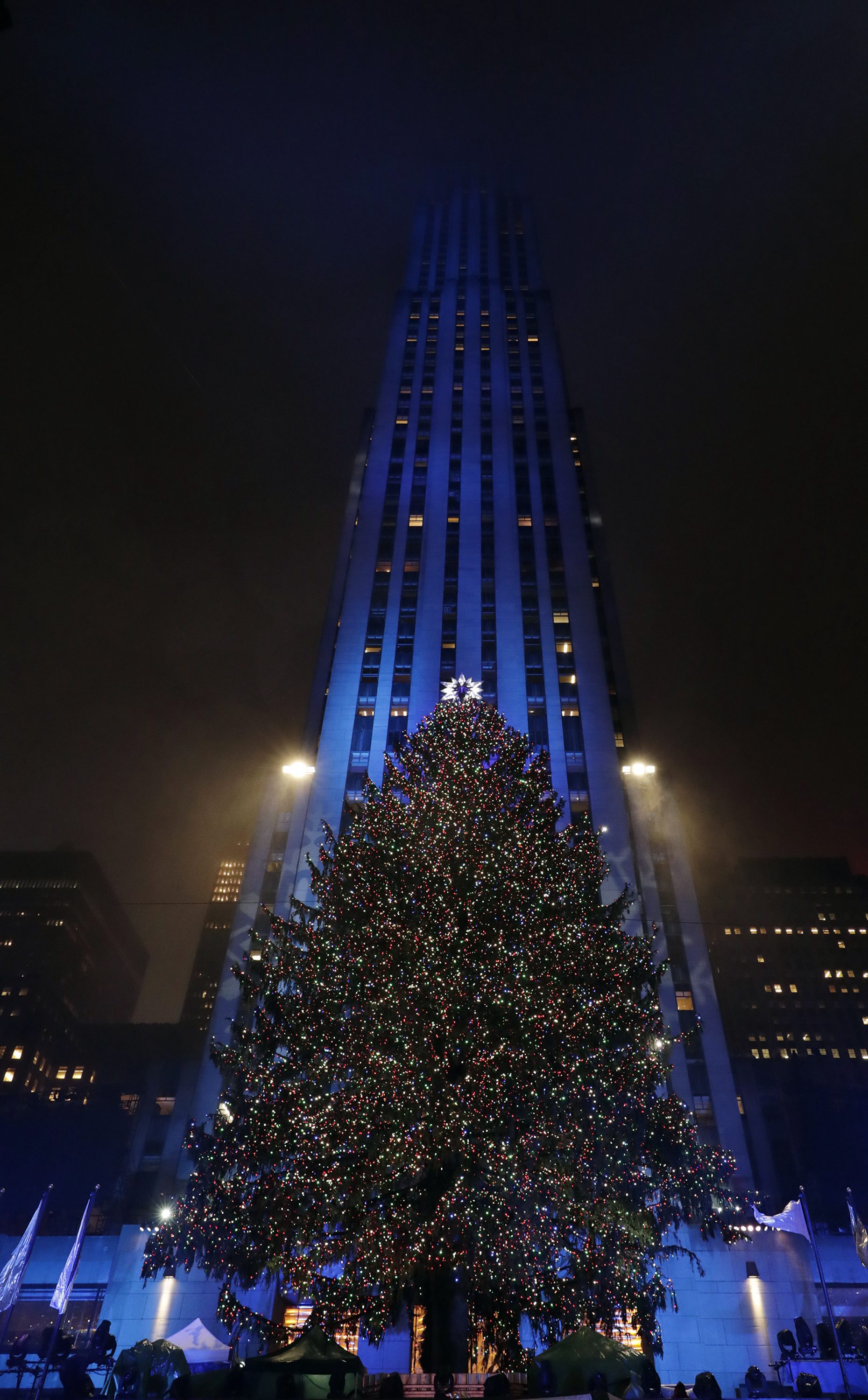 Άναψε το Χριστουγεννιάτικο δέντρο στο Rockefeller Center