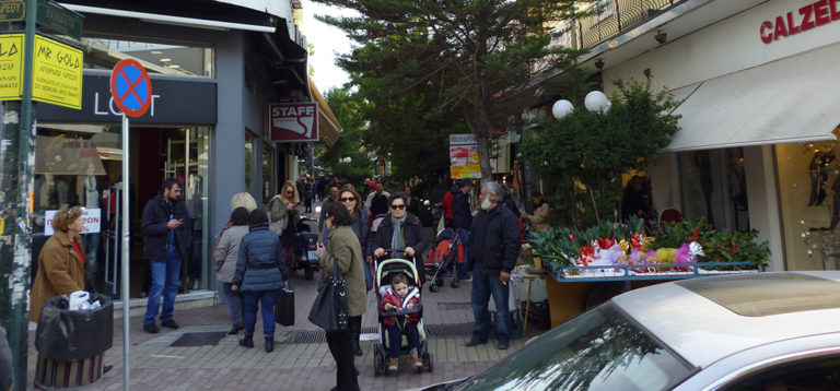Σε χριστουγεννιάτικη ατμόσφαιρα η τοπική αγορά Χαλανδρίου