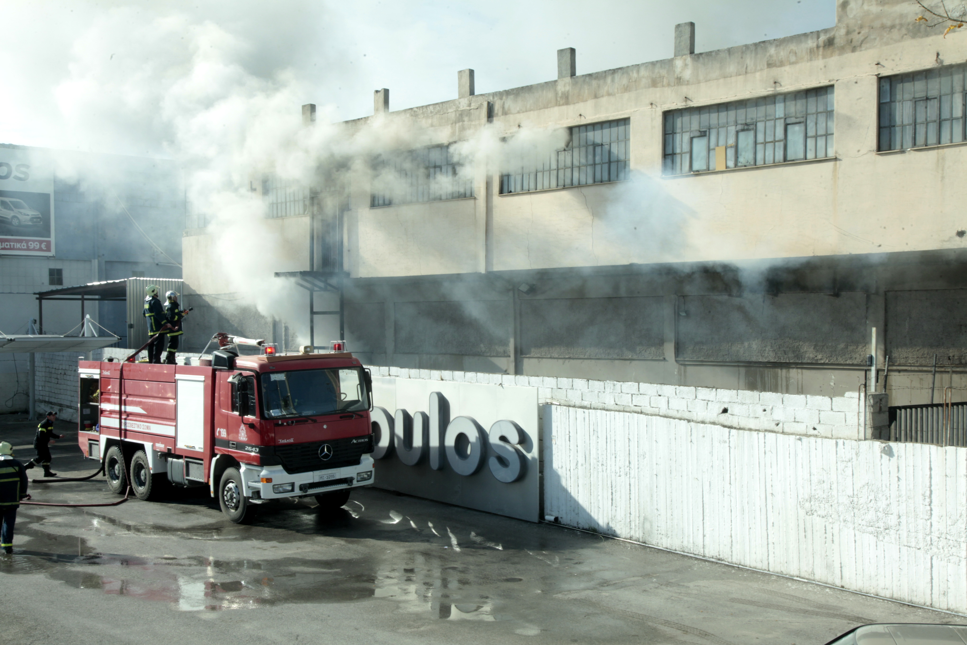 Φωτιά σε κτίριο στου Ρέντη-Επιχειρούν 55 πυροσβέστες (upd)