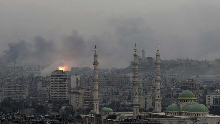 Δεκάδες νεκροί από βομβαρδισμό σε τέμενος στο Χαλέπι