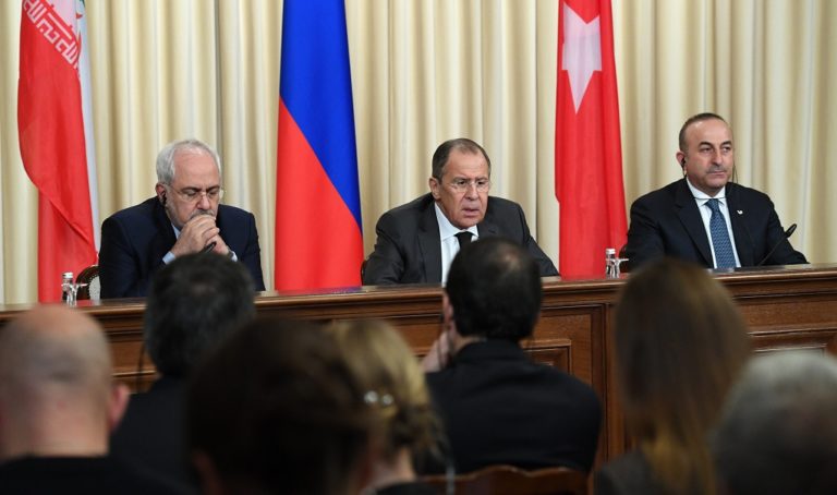 Συνάντηση Τσαβούσογλου με ΥΠΕΞ Ρωσίας – Ιράν: Πολιτική λύση για Συρία