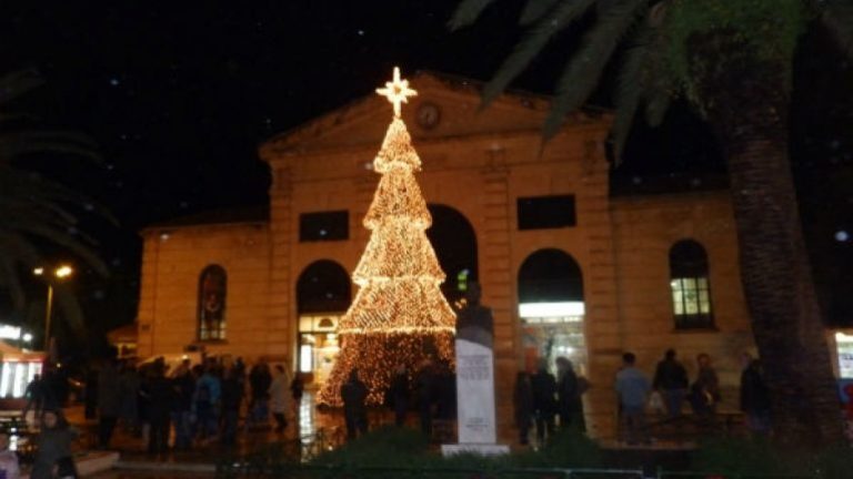 Χανιά: Φωταγωγήθηκε το χριστουγεννιάτικο δέντρο