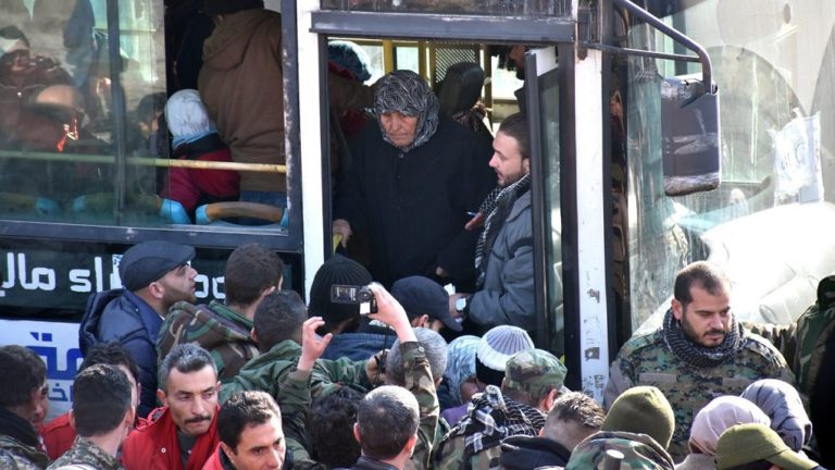 Μαζική αποχώρηση αμάχων και αντικαθεστωτικών από το ανατολικό Χαλέπι