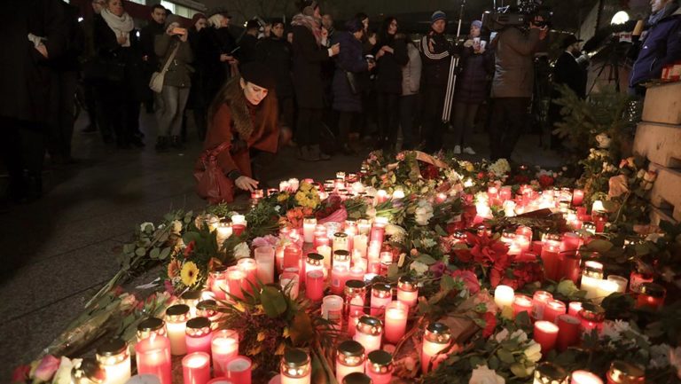 Το ΙΚ ανέλαβε την ευθύνη για την επίθεση στο Βερολίνο-Ασύλληπτος ο δράστης (video)