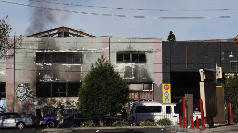 Ξεπέρασαν τους 30 οι νεκροί από την πυρκαγιά σε αποθήκη στην Καλιφόρνια