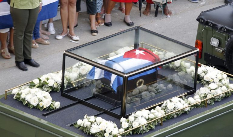 Η τέφρα του Κάστρο στο Σαντιάγο για τον τελευταίο αποχαιρετισμό