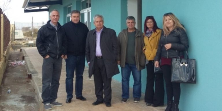 Ανακατασκευάζουν το σχολείο