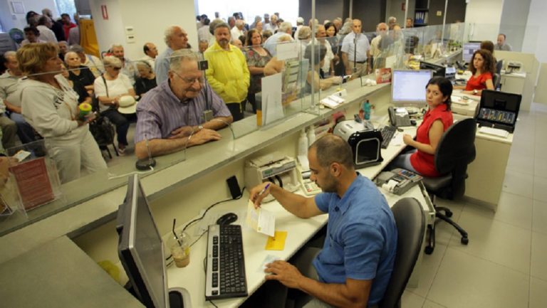 “13η σύνταξη” αύριο και ΕΚΑΣ μειωμένο κατά 50%