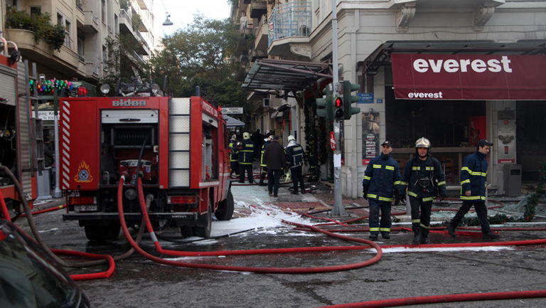 Τραγωδία από έκρηξη σε ταχυφαγείο στην πλ. Βικτωρίας – Μία γυναίκα νεκρή, 5 τραυματίες (video)