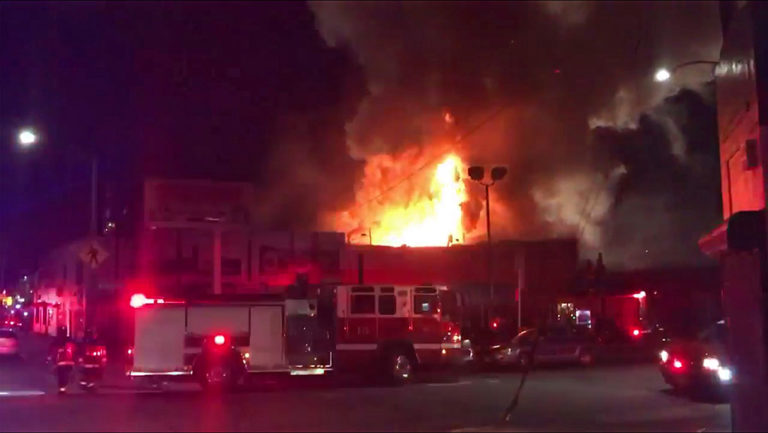 Καλιφόρνια: Πυρκαγιά σε αποθήκη όπου γινόταν πάρτι – 9 νεκροί, 25 αγνοούμενοι