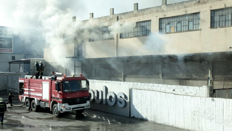 Υπό μερικό έλεγχο η πυρκαγιά σε βιοτεχνία στο Ρέντη