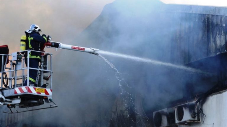 Πυρκαγιά σε εγκαταλελειμμένο εμπορικό κέντρο στο Χαλάνδρι