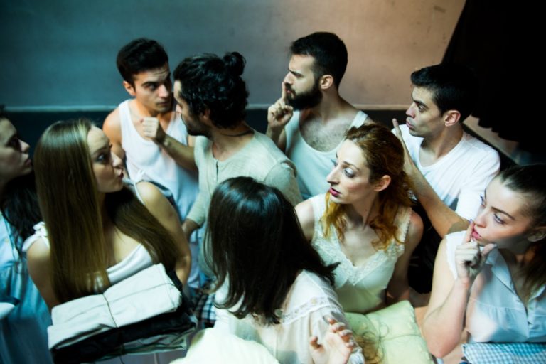 «Kάτω από το Γαλατόδασος» στο Θέατρο Αυλαία
