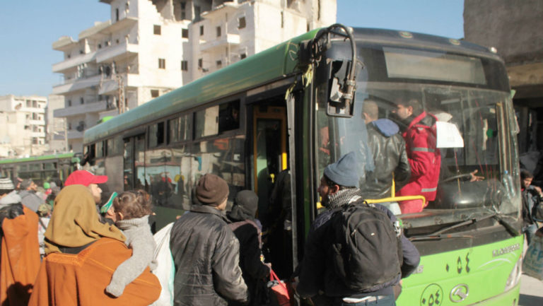 Χαλέπι: Αναστολή της απομάκρυνσης ανταρτών και αμάχων λόγω “εμποδίων”