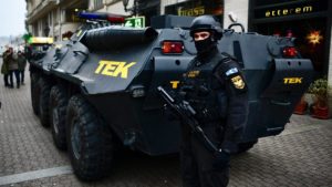 Προληπτικά μέτρα ασφαλείας από μονάδες της αντιτρομοκρατικής σε κεντρική αγορά της Βουδαπέστης