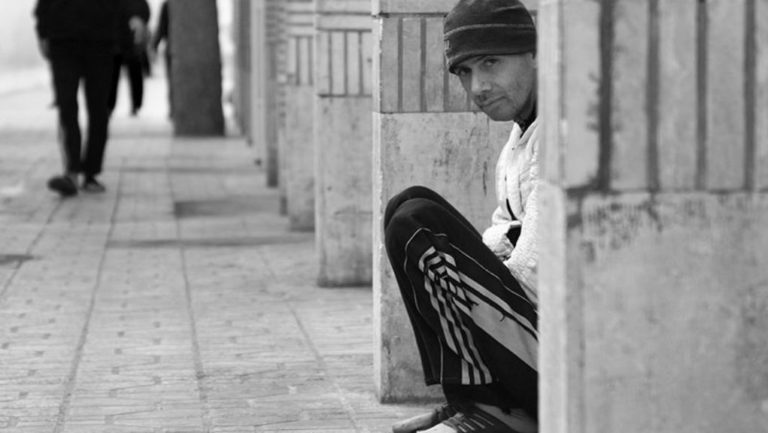Εικόνες σοκ από το Ιράν με άστεγους να κοιμούνται σε άδειους τάφους