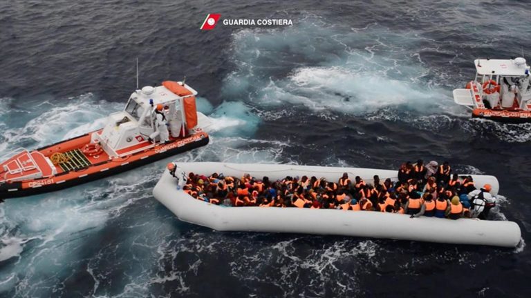 Ιταλία: Διασώθηκαν 900 μετανάστες ανοικτά της Λιβύης