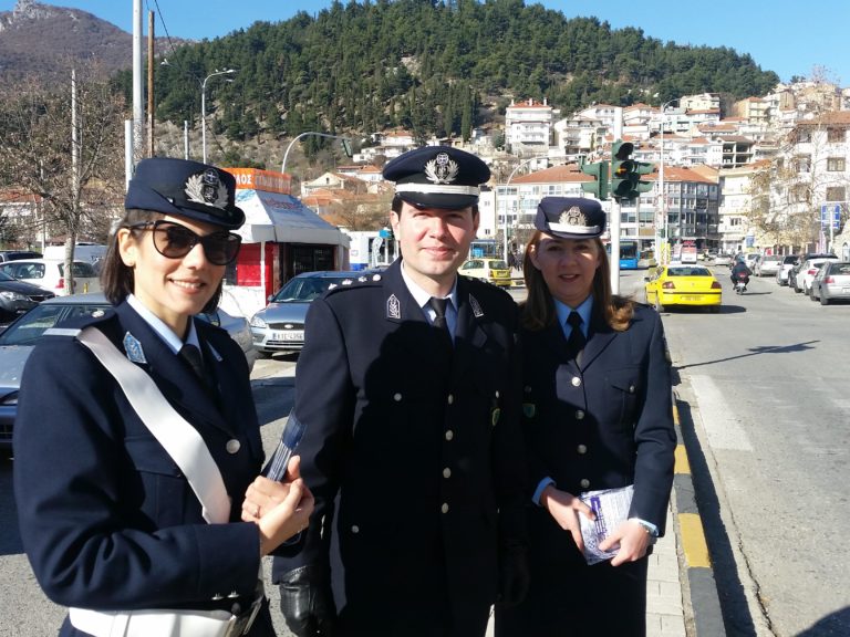 Καστοριά: Ενημερωτικά φυλλάδια από την τροχαία σε οδηγούς
