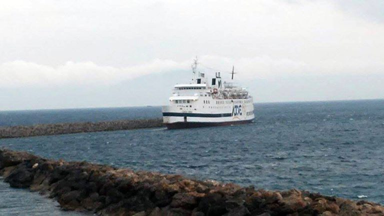 Πρόσκρουση του «Β. Κορνάρου» στο λιμάνι της Κάσου