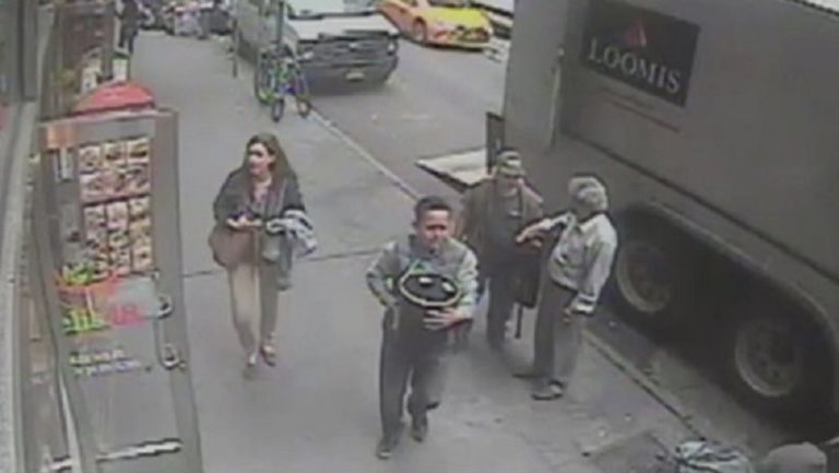 Ν. Υόρκη: Άρπαξε “αφύλακτο” κουβά με φύλλα χρυσού αξίας 1,6 εκατ. δολ. (video)