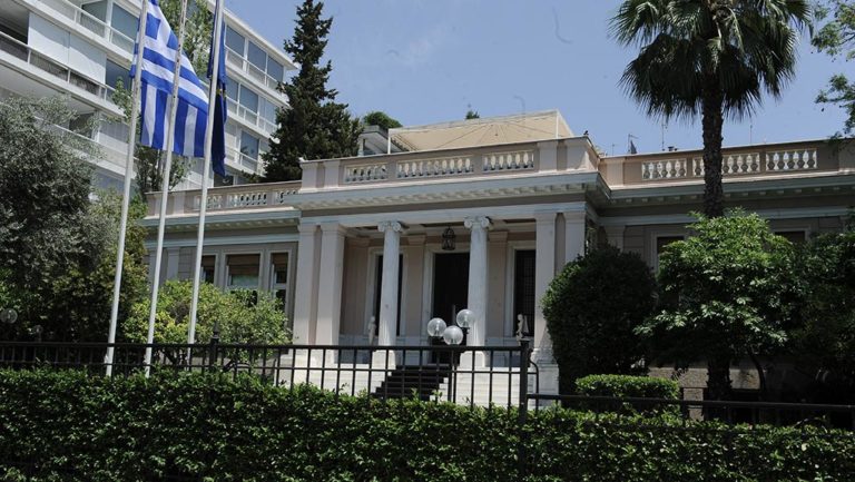 Λύση στην εμπλοκή με τους θεσμούς “βλέπει” το Μαξίμου
