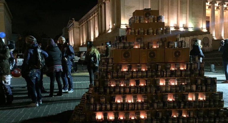 “Στολίστηκε” το δέντρο με γάλα για τα παιδιά