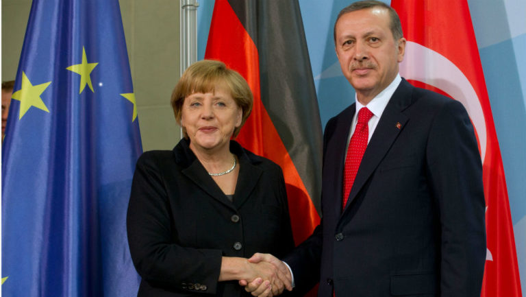 Παρέμβαση Ερντογάν στις γερμανικές εκλογές – Έντονες αντιδράσεις από Μέρκελ, Σούλτς