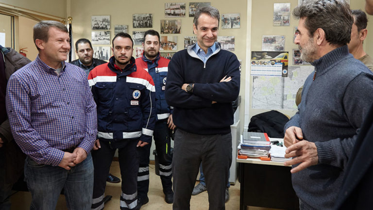 Στο κέντρο επιχειρήσεων του ΕΚΑΒ ο Κυριάκος Μητσοτάκης (video)