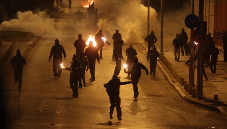 Επιθέσεις με μολότοφ κατά αστυνομικών στα Εξάρχεια