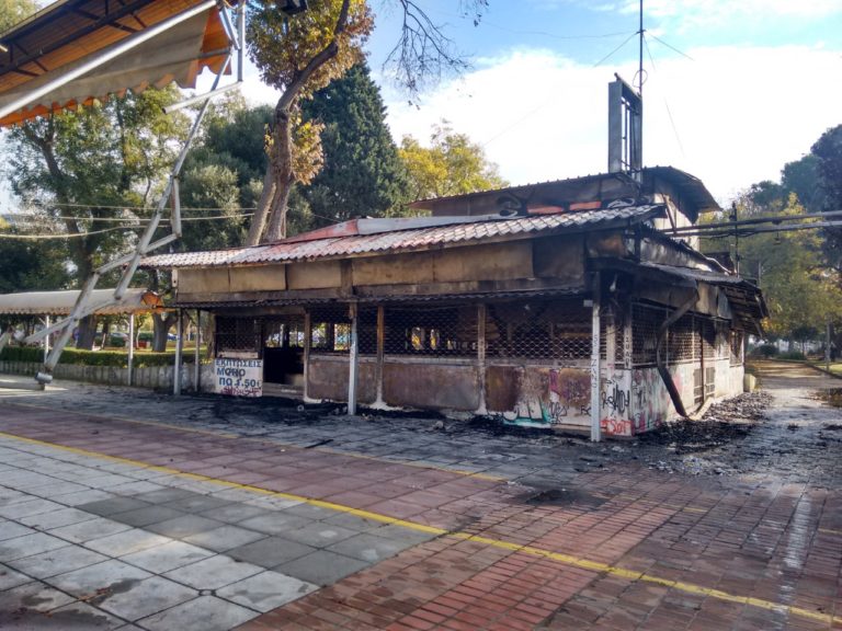 Φωτιά κατέστρεψε ολοσχερώς εγκαταλελειμμένο αναψυκτήριο στο πάρκο του Ξαρχάκου
