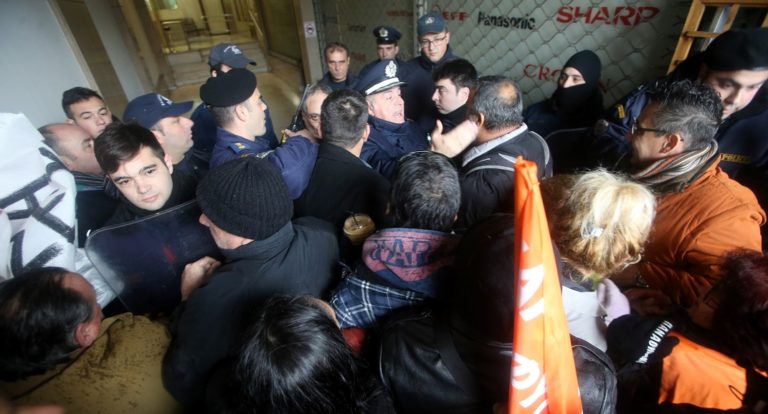 Μικροεπεισόδια στη συγκέντρωση μελών ΠΟΕ-ΟΤΑ έξω από το υπ. Εσωτερικών