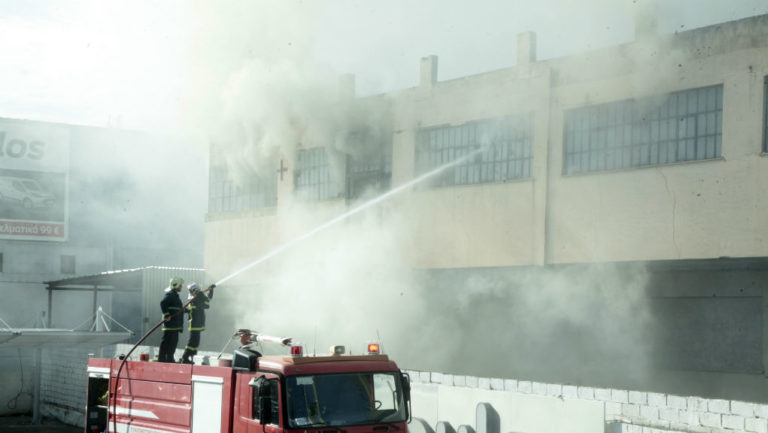 Φωτιά σε κτίριο στου Ρέντη-Επιχειρούν 55 πυροσβέστες (upd)