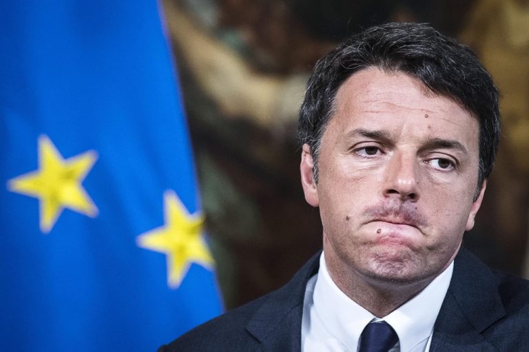 Υποχωρεί το ευρώ στον απόηχο των ιταλικών polls υπέρ του “ΟΧΙ”