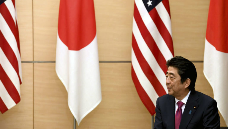 Ιστορική επίσκεψη του Ιάπωνα πρωθυπουργού στο Περλ Χάρμπορ
