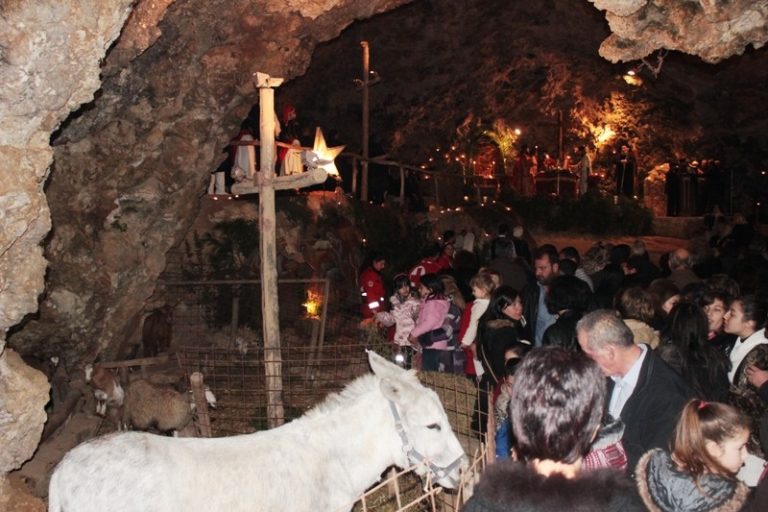 Χριστουγεννιάτικη λειτουργία στη σπηλιά της Μαραθοκεφάλας