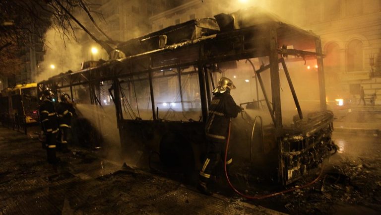 Πυρπόλησαν τρία τρόλεϊ στην Πατησίων