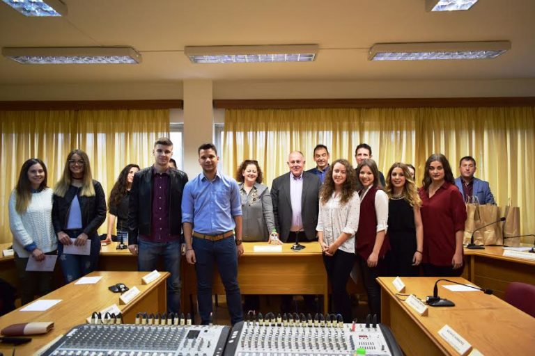 Βόλος: Απονομή υποτροφιών σε οκτώ αριστούχους της Γ’ Λυκείου Βελεστίνου