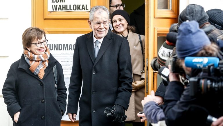 Αυστρία: Νέος πρόεδρος ο Φαν ντερ Μπέλεν – Ήττα της ακροδεξιάς (video)
