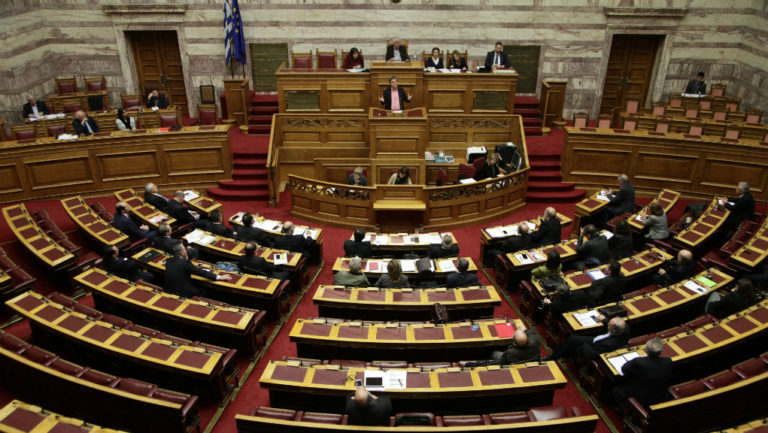 Υψηλοί τόνοι στη Βουλή για τις εξαγγελίες του Αλ. Τσίπρα