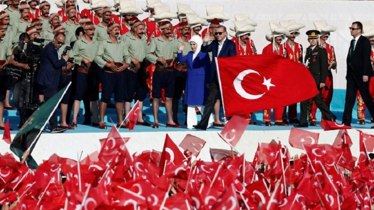Ο Ερντογάν ορκίζεται πρόεδρος στον απόηχο των μαζικών απολύσεων (video)