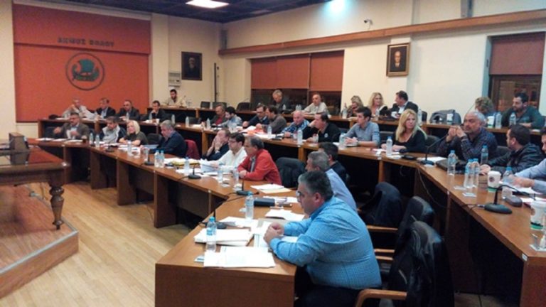 Βόλος: Υπεραμύνθηκε των απευθείας αναθέσεων η Δημοτική Αρχή