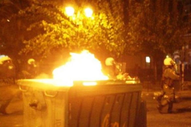 Βόλο: Ζημιές σε επιχείρηση από φωτιά σε κάδους απορριμμάτων