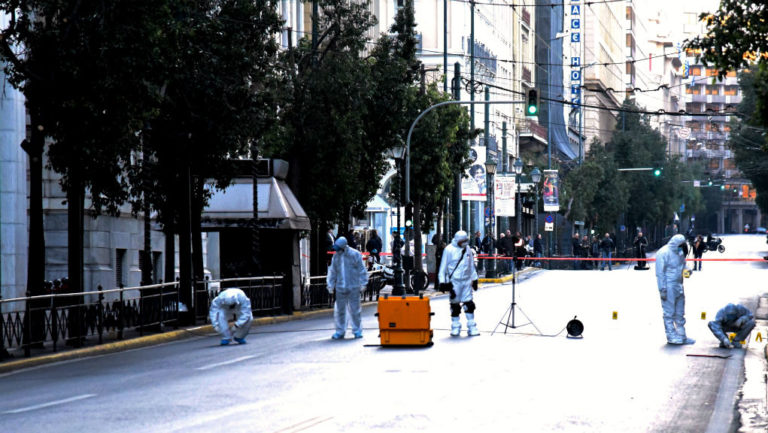 Νέα στοιχεία για τη βομβιστική απόπειρα στο υπ. Εργασίας-Βρέθηκε καμμένο ΙΧ (video)