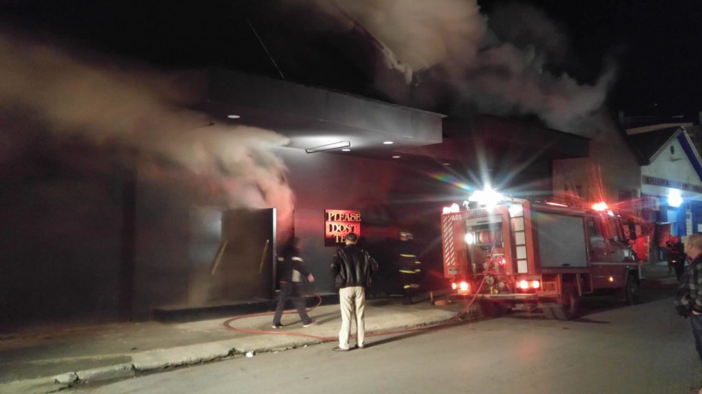 Kαλαμάτα: Καταστράφηκε ολοσχερώς από φωτιά γνωστό club στο κέντρο